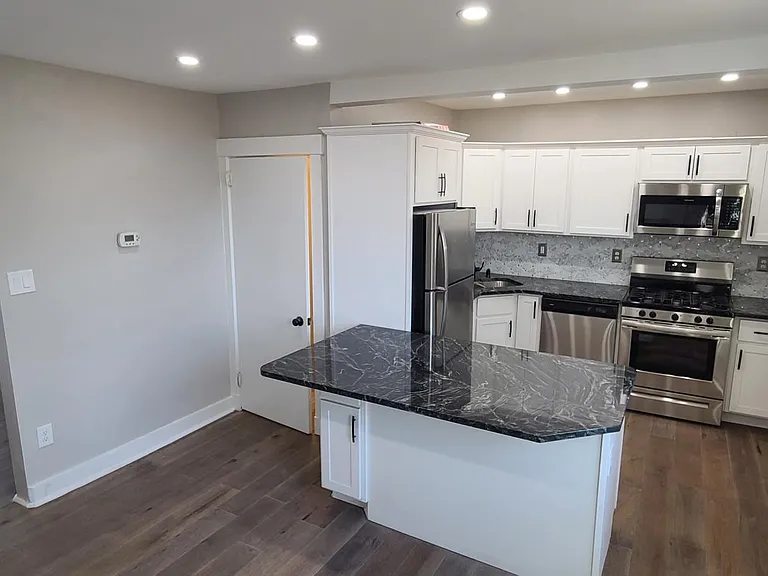 6340 Crombie St — Photo 7
