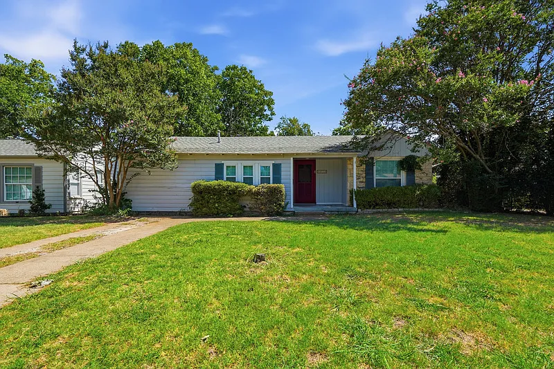 3 bed, 1.0 bath, 1332 sqft, $2,100 — Photo 2
