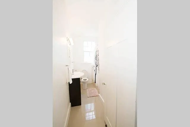 Bathroom (with bathtub)