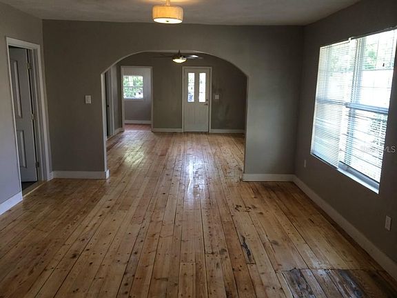 3rd image of 514 W Plaza Pl