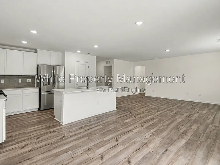 313 W 18th St — Photo 8