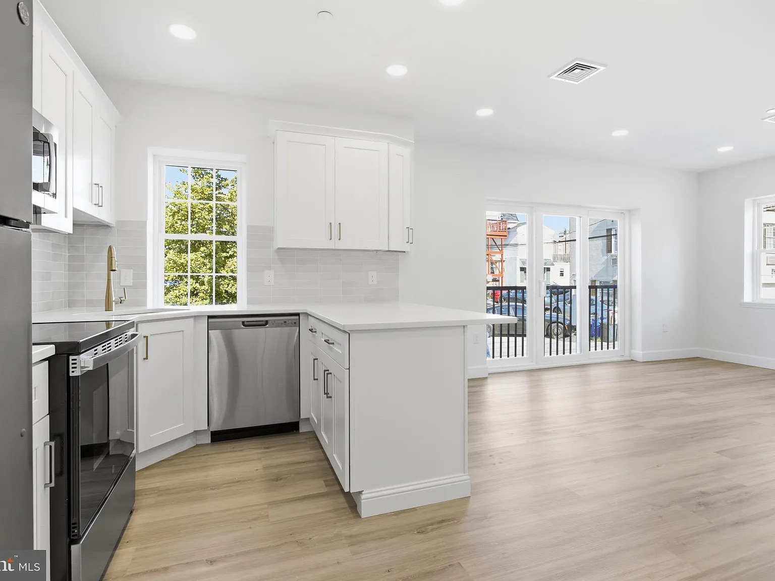 2 bed, 1050 sqft, $3,100 — Photo 3