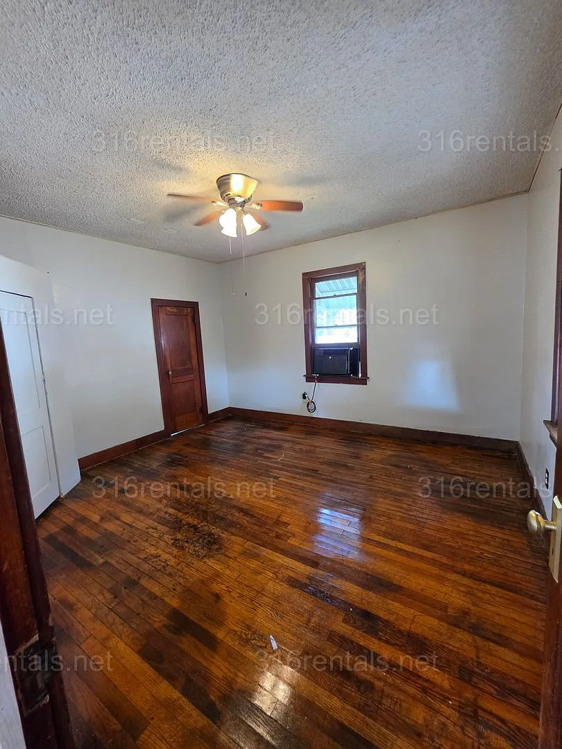 $625 - 1 bed 1 bath - Single Family Home — Photo 3