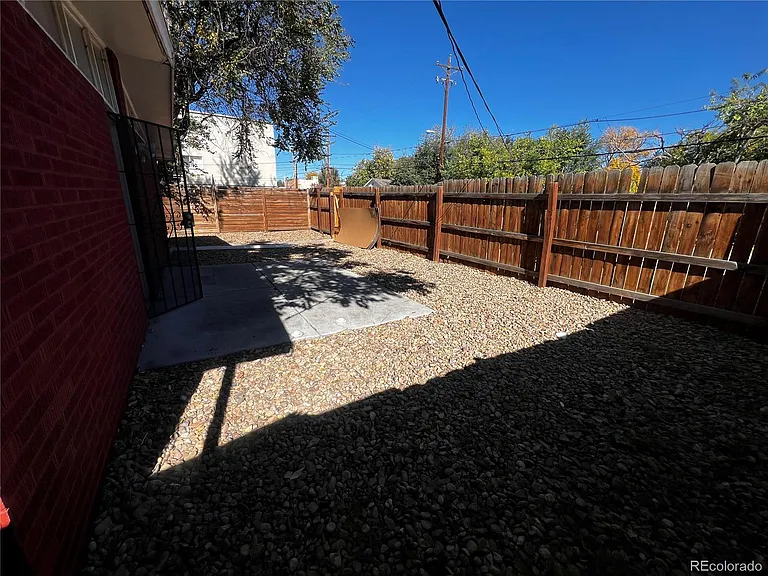 1932 Dallas St — Photo 24