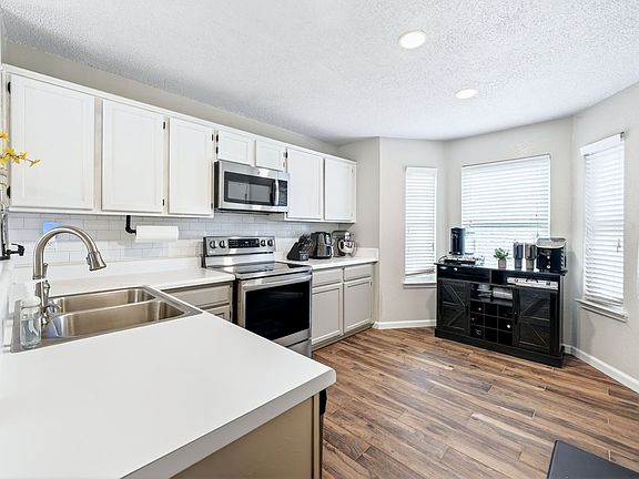 4th image of 771 Eiffel Dr