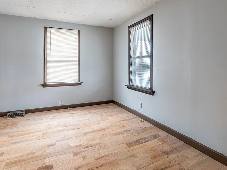 327 Saxton St — Photo 15