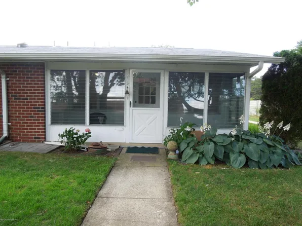 1211D Shetland Dr, Lakewood, NJ 08701