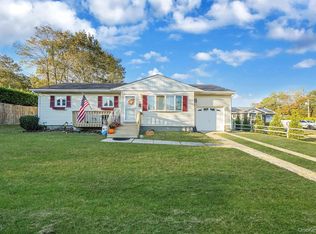4 Neptune Ave, East Patchogue, NY 11772
