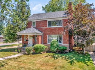 796 Harcourt Rd, Grosse Pointe, MI 48230