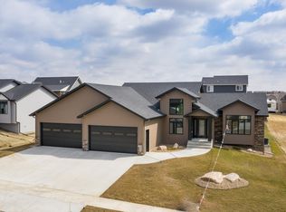 4629 Grey Hawk Ln, Bismarck, ND 58503