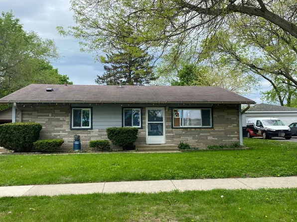 9 E Streamwood Blvd, Streamwood, IL 60107