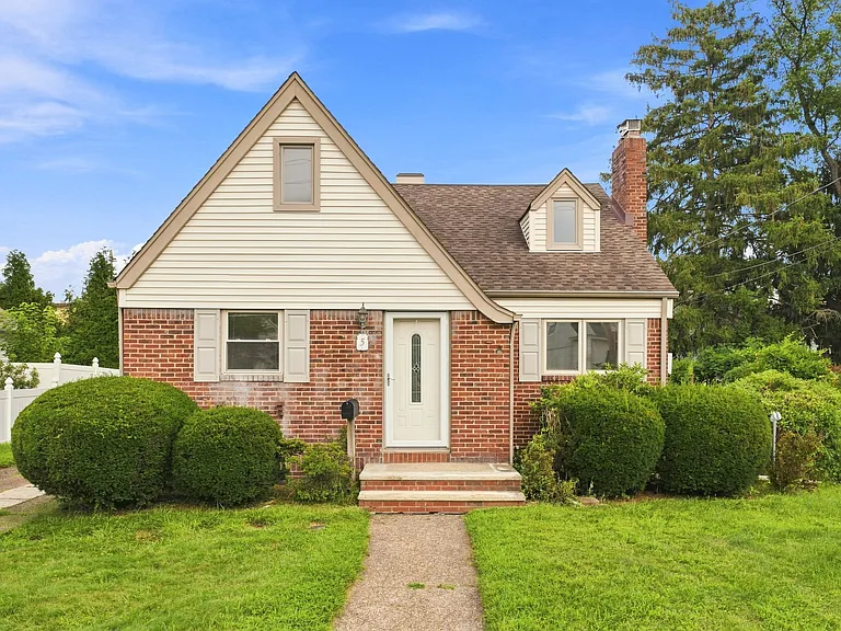 5 Margaret Ct — Photo 2