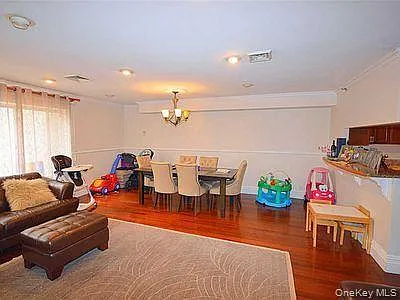 100 Cuttermill Rd #4V — Photo 6