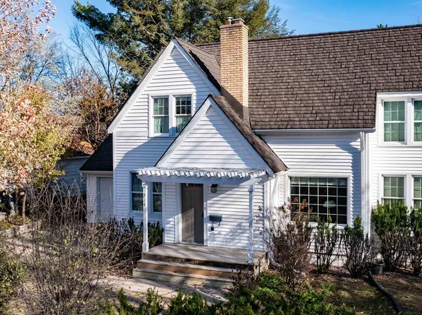 719 S Main St, Waupaca, WI 54981