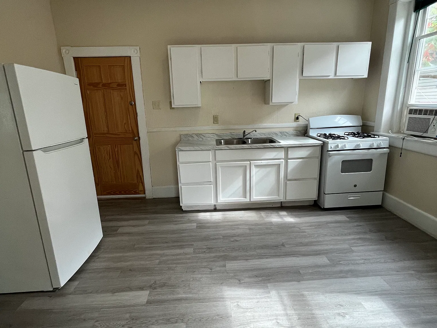 501 Niagara St — Photo 1