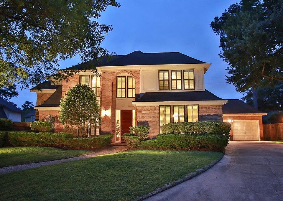 GREAT CURB APPEAL IN THIS 4 BEDROOM HOME