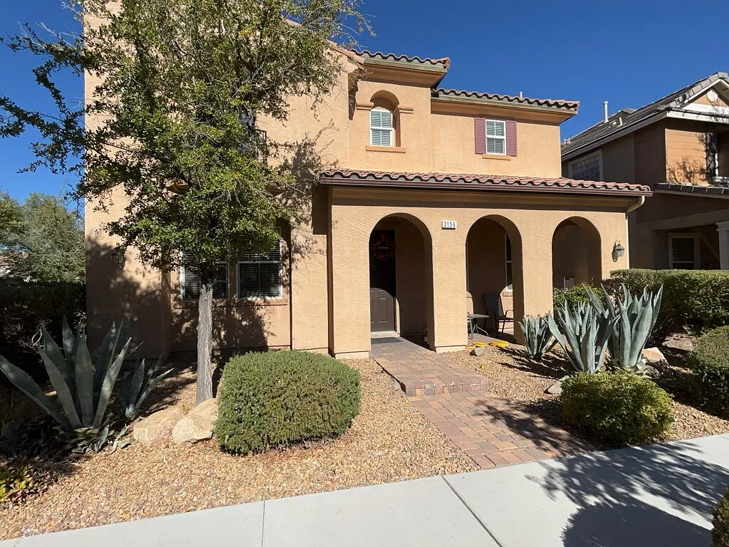 3 bed, 2.5 bath, 2306 sqft, $2,450 — Photo 2
