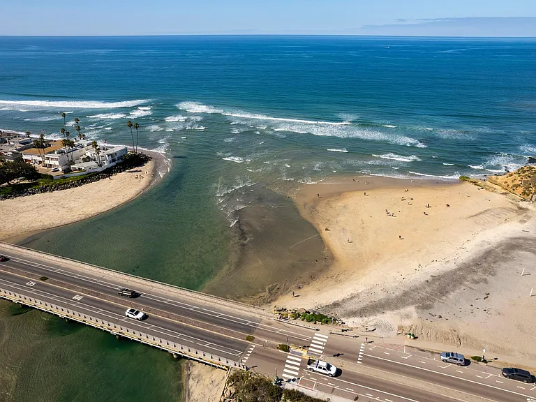 Only 3 blocks to Dog Beach!