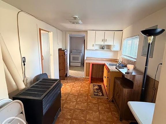 5th image of 20735 Webster St