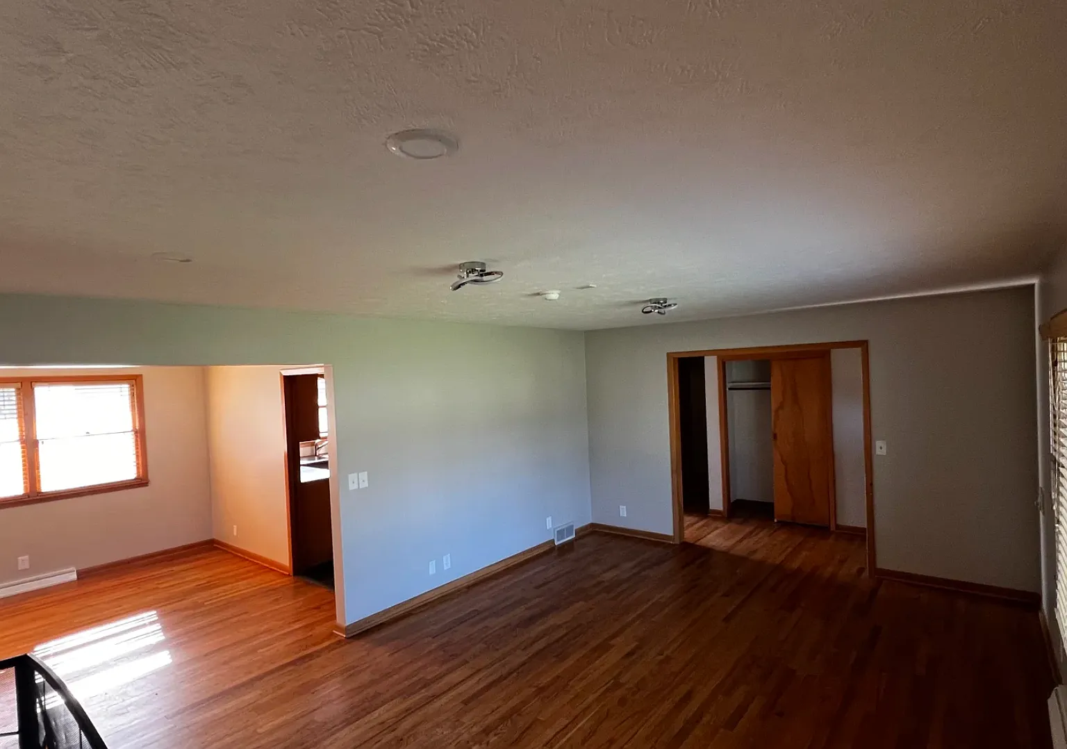 5 bed, 2600 sqft, $2,700 — Photo 2