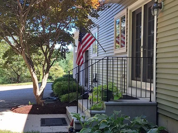107 Old School House Rd, Oakham, MA 01068
