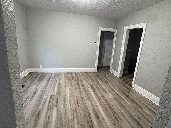 3rd image of 1045 N Elmer St