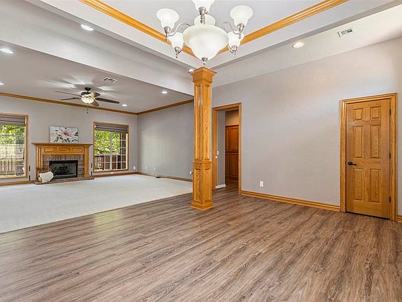 5th image of 923 S Shumard Dr