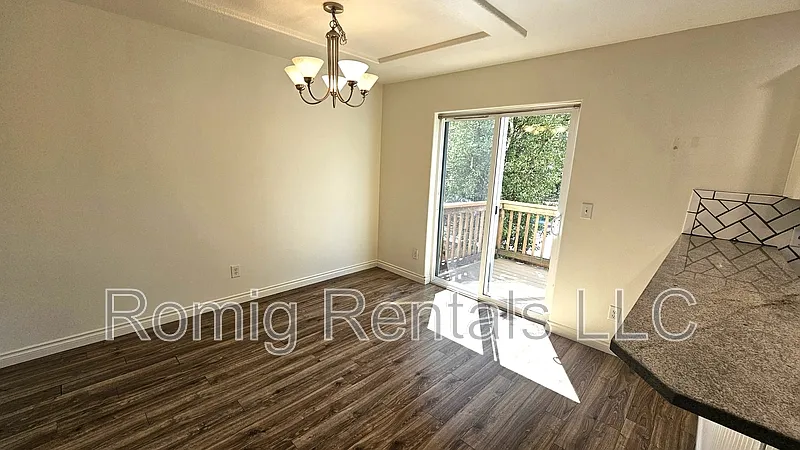 3 bed, 2.5 bath, 2038 sqft, $2,395 — Photo 4
