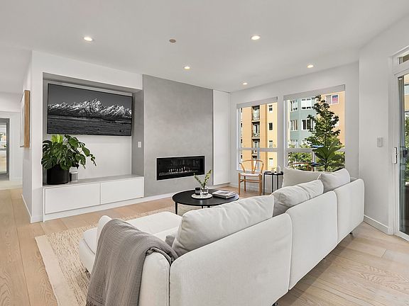 4th image of 925 110th Ave SE #303