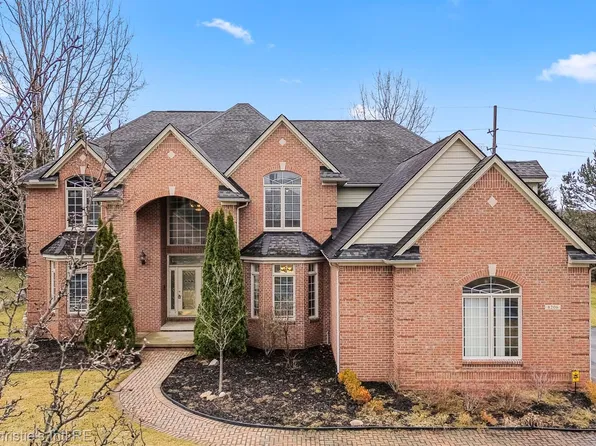 8206 Brookstone Ln, Clarkston, MI 48348