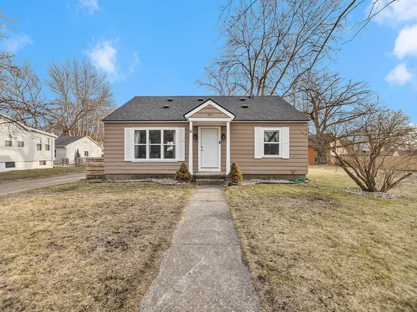 517 5th St, Spring Lake, MI 49456