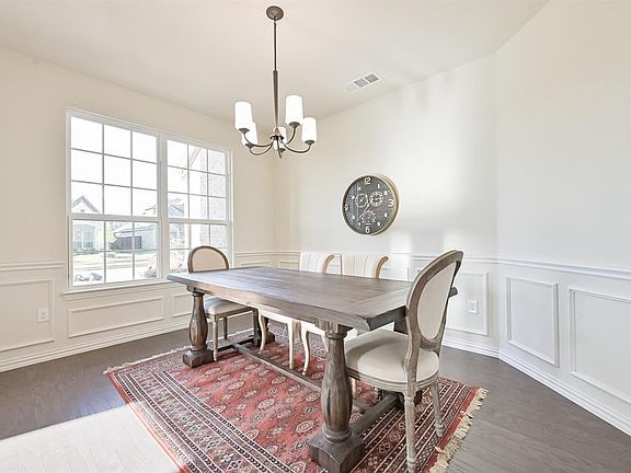 3rd image of 2804 Stoneleigh Dr