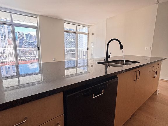 4th image of 318 W Grand Ave #1107