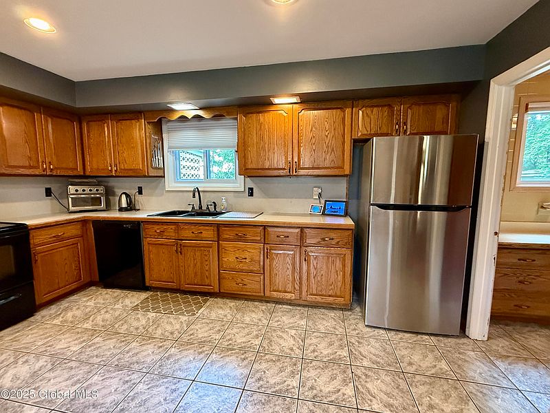 4th image of 9 Thomas Avenue