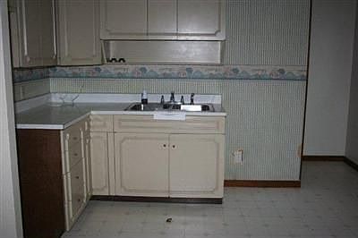 5th image of 677 E College St