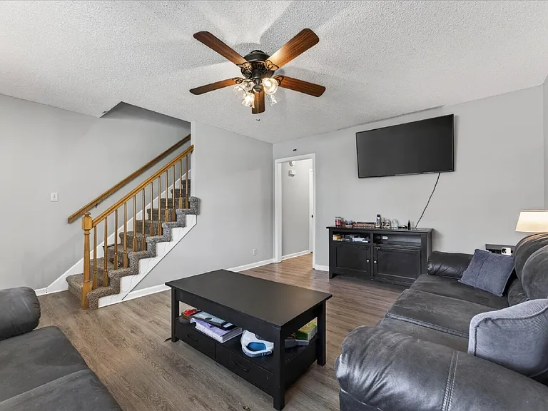 114 Cunningham Pl #B — Photo 5