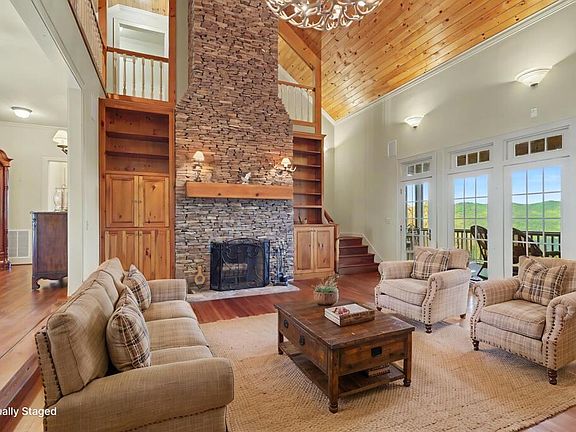 3rd image of 1035 Summit Way