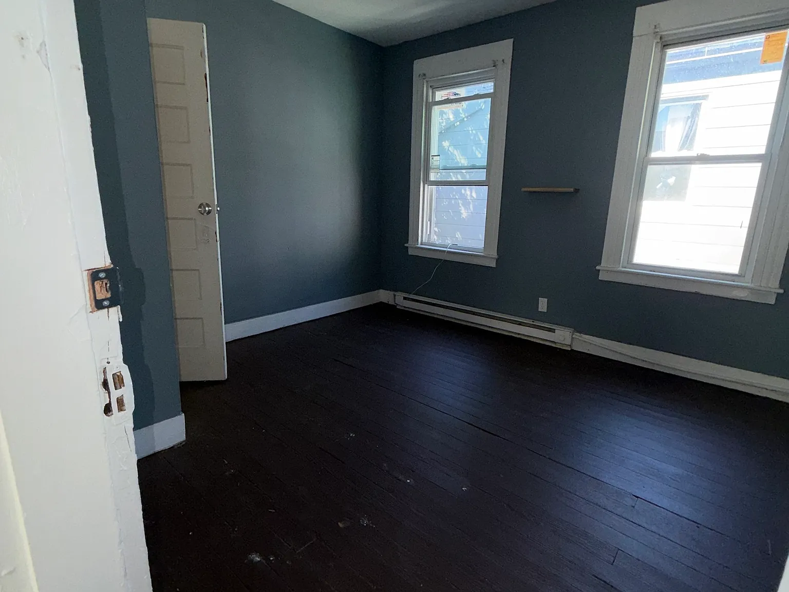 3 bed, 1.0 bath, 2616 sqft, $1,300 — Photo 2