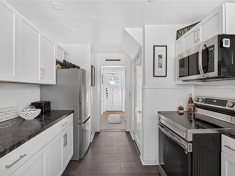 476 Providence St — Photo 23