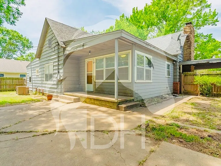 450 N Miller St — Photo 2