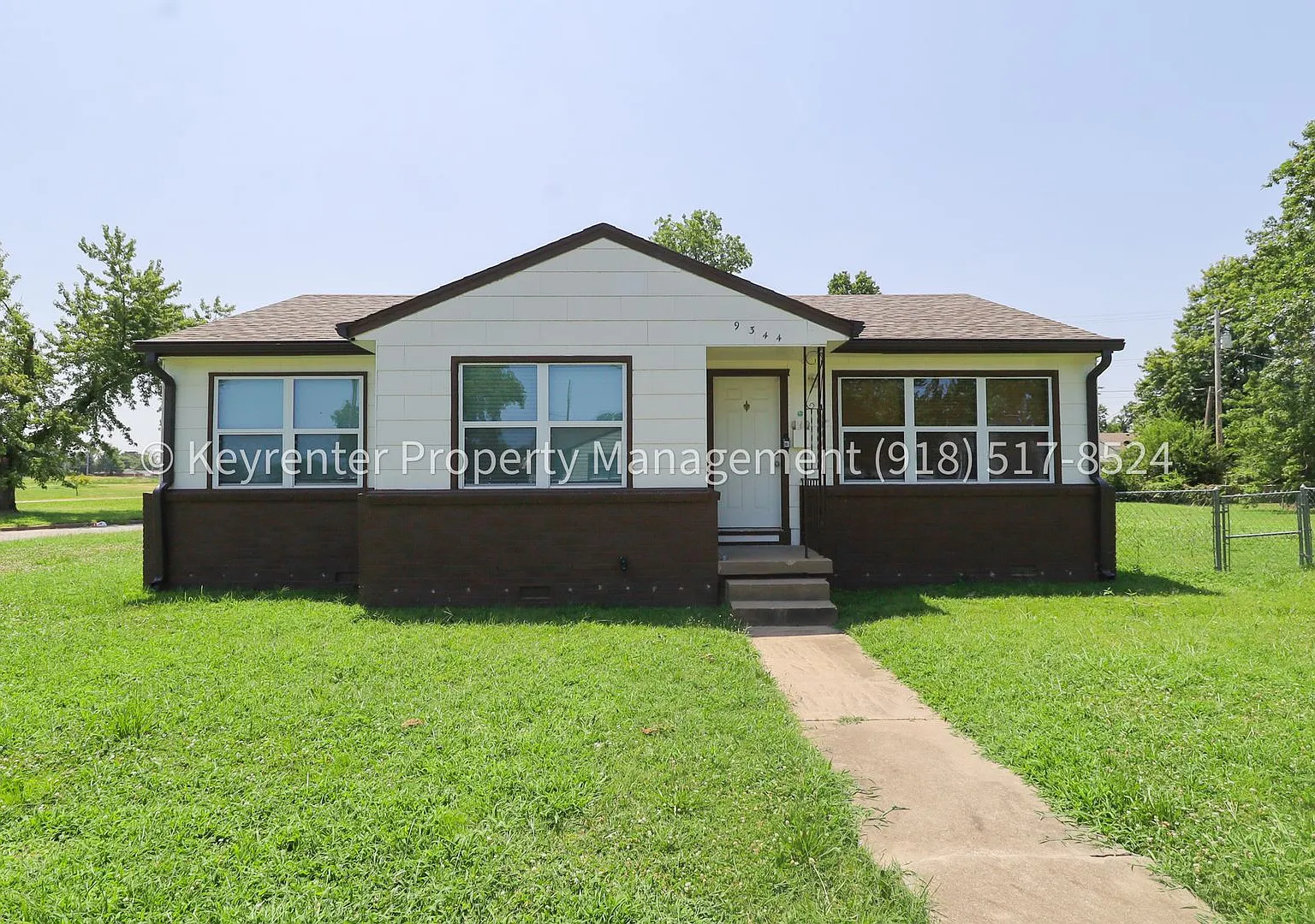 Beautifully Done 3 Bedroom House! Available for Immediate Move in! — Photo 1