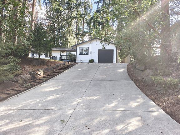 3rd image of 814 206th Ave NE
