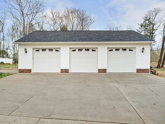 4th image of 245 Kelli Ct