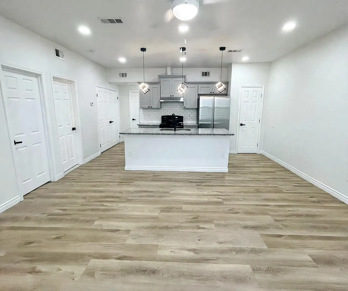 3 bed, 1250 sqft, $1,800 — Photo 2