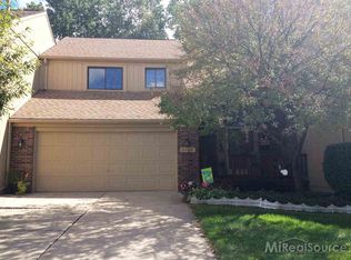 2139 Rochelle Park Dr, Rochester, MI 48309