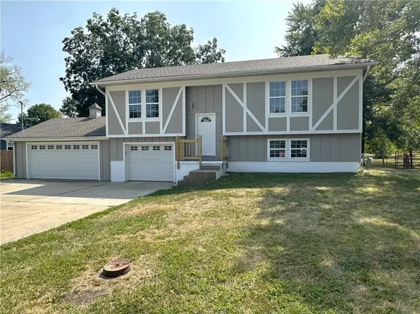 103 W 1st St, Garden City, MO 64747
