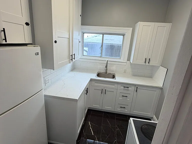 277 William St — Photo 9