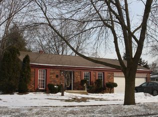 965 Canterbury Dr, Crystal Lake, IL 60014