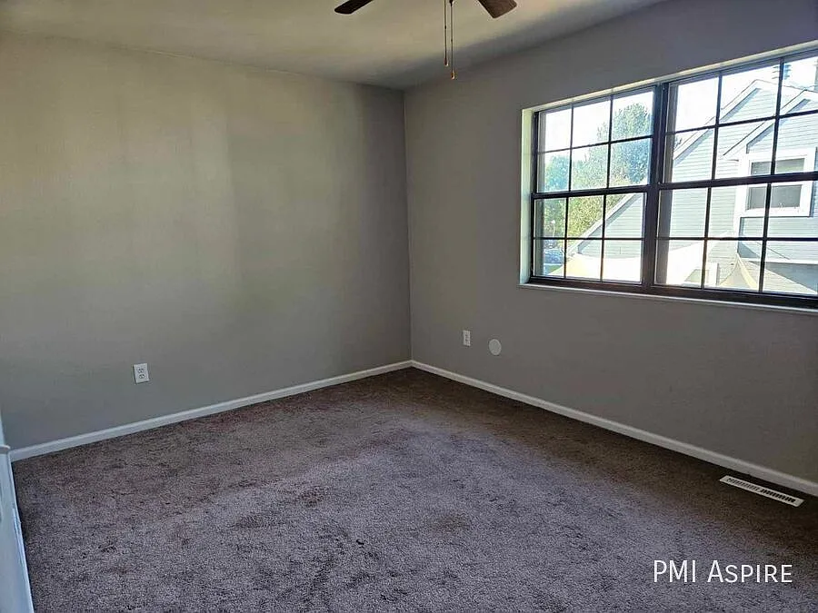 3 Bedroom 2 Bathroom Townhouse in Longmont — Photo 2