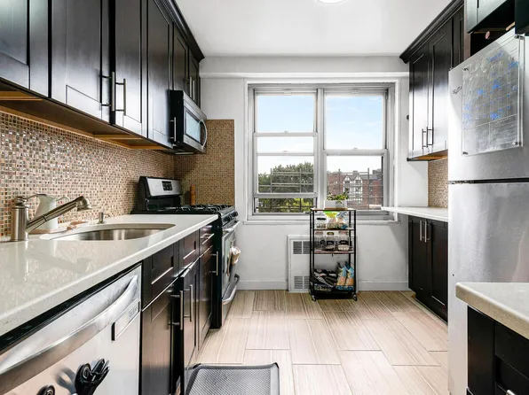 70-25 Yellowstone Boulevard image 17 of 34